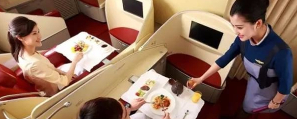 飛機上的正餐服務 為什么乘客能享用機上餐食？